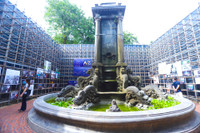 Khối gương kính 3D ở vườn hoa Diên Hồng thu hút giới trẻ check in ngày cuối tuần