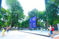 Khối gương kính 3D ở vườn hoa Diên Hồng thu hút giới trẻ check in ngày cuối tuần