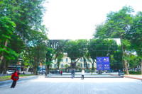 Khối gương kính 3D ở vườn hoa Diên Hồng thu hút giới trẻ check in ngày cuối tuần