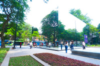 Khối gương kính 3D ở vườn hoa Diên Hồng thu hút giới trẻ check in ngày cuối tuần