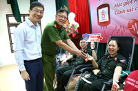 Hàng trăm chiến sĩ Cảnh sát cơ động tham gia hiến máu tình nguyện