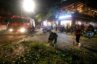 Cảnh sát cứu hộ Công an quận Thanh Xuân tiếp cận hiện trường vụ cây đổ trong đêm 