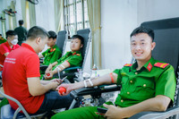 Hàng trăm chiến sĩ Cảnh sát cơ động tham gia hiến máu tình nguyện