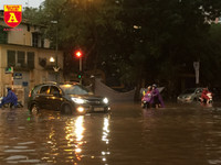 Người điều khiển ô tô mua xôi, bánh mì chống đói do đường ngập sau mưa lớn