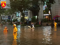 Người điều khiển ô tô mua xôi, bánh mì chống đói do đường ngập sau mưa lớn