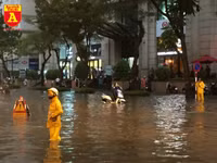 Người điều khiển ô tô mua xôi, bánh mì chống đói do đường ngập sau mưa lớn