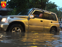 Người điều khiển ô tô mua xôi, bánh mì chống đói do đường ngập sau mưa lớn