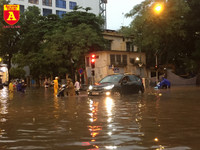 Người điều khiển ô tô mua xôi, bánh mì chống đói do đường ngập sau mưa lớn