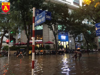 Người điều khiển ô tô mua xôi, bánh mì chống đói do đường ngập sau mưa lớn