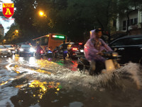 Người điều khiển ô tô mua xôi, bánh mì chống đói do đường ngập sau mưa lớn