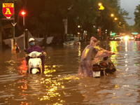 Người điều khiển ô tô mua xôi, bánh mì chống đói do đường ngập sau mưa lớn