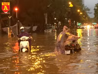 Người điều khiển ô tô mua xôi, bánh mì chống đói do đường ngập sau mưa lớn