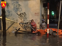 Người điều khiển ô tô mua xôi, bánh mì chống đói do đường ngập sau mưa lớn