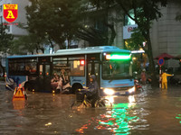 Người điều khiển ô tô mua xôi, bánh mì chống đói do đường ngập sau mưa lớn