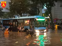 Người điều khiển ô tô mua xôi, bánh mì chống đói do đường ngập sau mưa lớn