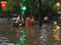 Người điều khiển ô tô mua xôi, bánh mì chống đói do đường ngập sau mưa lớn