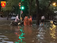 Người điều khiển ô tô mua xôi, bánh mì chống đói do đường ngập sau mưa lớn