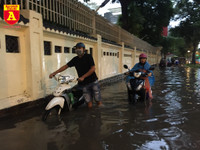 Người điều khiển ô tô mua xôi, bánh mì chống đói do đường ngập sau mưa lớn