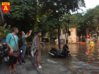 Người điều khiển ô tô mua xôi, bánh mì chống đói do đường ngập sau mưa lớn