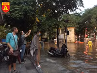 Người điều khiển ô tô mua xôi, bánh mì chống đói do đường ngập sau mưa lớn