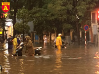 Người điều khiển ô tô mua xôi, bánh mì chống đói do đường ngập sau mưa lớn