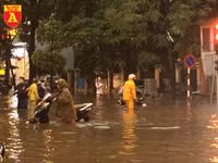 Người điều khiển ô tô mua xôi, bánh mì chống đói do đường ngập sau mưa lớn