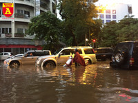 Người điều khiển ô tô mua xôi, bánh mì chống đói do đường ngập sau mưa lớn