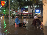 Người điều khiển ô tô mua xôi, bánh mì chống đói do đường ngập sau mưa lớn