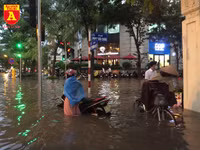 Người điều khiển ô tô mua xôi, bánh mì chống đói do đường ngập sau mưa lớn