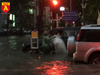 Người điều khiển ô tô mua xôi, bánh mì chống đói do đường ngập sau mưa lớn