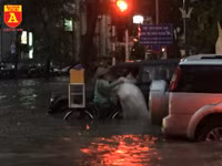Người điều khiển ô tô mua xôi, bánh mì chống đói do đường ngập sau mưa lớn