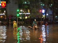 Người điều khiển ô tô mua xôi, bánh mì chống đói do đường ngập sau mưa lớn