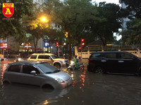 Người điều khiển ô tô mua xôi, bánh mì chống đói do đường ngập sau mưa lớn