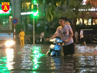 Người điều khiển ô tô mua xôi, bánh mì chống đói do đường ngập sau mưa lớn