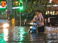 Người điều khiển ô tô mua xôi, bánh mì chống đói do đường ngập sau mưa lớn
