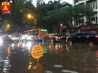 Người điều khiển ô tô mua xôi, bánh mì chống đói do đường ngập sau mưa lớn