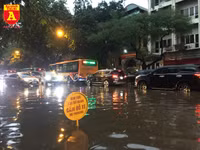 Người điều khiển ô tô mua xôi, bánh mì chống đói do đường ngập sau mưa lớn