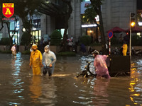 Người điều khiển ô tô mua xôi, bánh mì chống đói do đường ngập sau mưa lớn