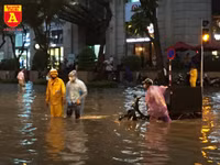 Người điều khiển ô tô mua xôi, bánh mì chống đói do đường ngập sau mưa lớn
