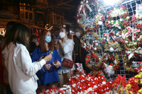 Không khí Giáng sinh nhộn nhịp trên phố Hàng Mã