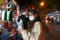 Không khí Giáng sinh nhộn nhịp trên phố Hàng Mã