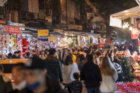 Không khí Giáng sinh nhộn nhịp trên phố Hàng Mã