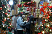 Không khí Giáng sinh nhộn nhịp trên phố Hàng Mã