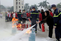 Gần 400 học sinh ở Hà Nội trải nghiệm kỹ năng chữa cháy, thoát hiểm
