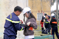 Gần 400 học sinh ở Hà Nội trải nghiệm kỹ năng chữa cháy, thoát hiểm