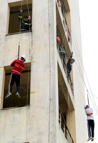 Gần 400 học sinh ở Hà Nội trải nghiệm kỹ năng chữa cháy, thoát hiểm