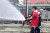 Gần 400 học sinh ở Hà Nội trải nghiệm kỹ năng chữa cháy, thoát hiểm