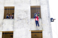 Gần 400 học sinh ở Hà Nội trải nghiệm kỹ năng chữa cháy, thoát hiểm