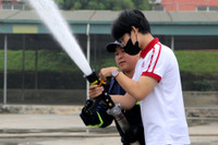 Gần 400 học sinh ở Hà Nội trải nghiệm kỹ năng chữa cháy, thoát hiểm