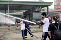 Gần 400 học sinh ở Hà Nội trải nghiệm kỹ năng chữa cháy, thoát hiểm